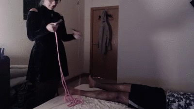 8137 - Slave rope tied to the bed