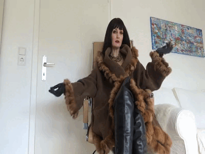 32463 - Overknee leather boots and fur coat luxury