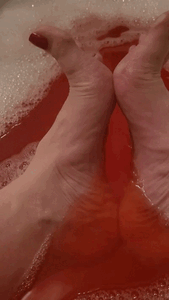 33793 - Feet in the bath